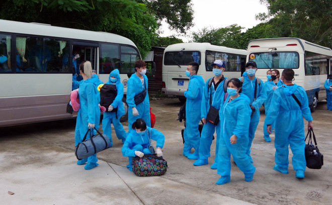Tiếp nhận 146 công dân từ Singapore về nước cách ly tại Trường Quân sự tỉnh Sóc Trăng. (Ảnh: Trung Hiếu/TTXVN) Ghi nhận thêm 3 trường hợp mắc COVID-19, đều là các ca nhập cảnh ảnh 1