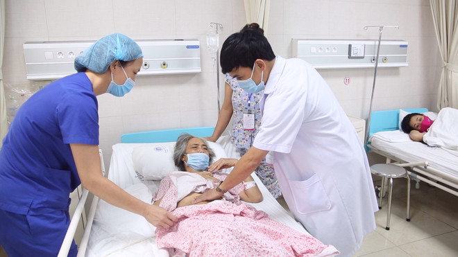 Cắt khối u nang buồng trứng nặng 9kg cho người bệnh 63 tuổi ảnh 1