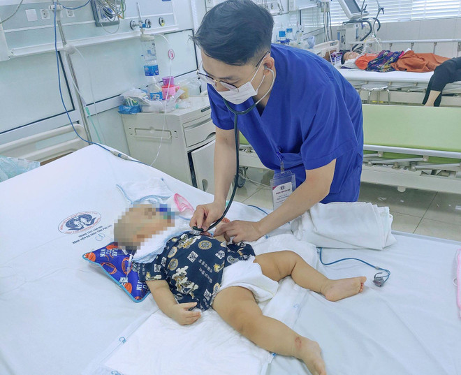 Trượt chân ngã, bé trai 11 tháng bị kéo đâm xuất huyết não ảnh 1