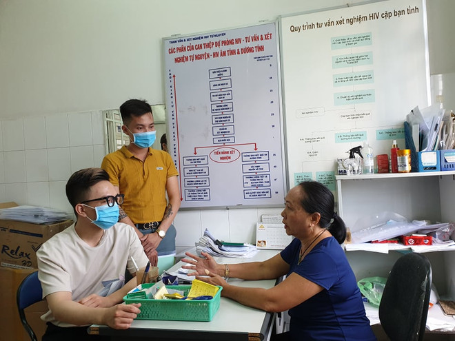 Nhân viên y tế tư vấn về phòng chống HIV/AIDS cho các bạn trẻ tại Thành phố Hồ Chí Minh. (Ảnh: T.G/Vietnam+) Việt Nam trong số 4 nước có chất lượng điều trị HIV/AIDS tốt nhất ảnh 1