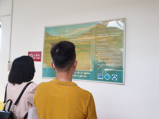 Tư vấn xét nghiệm cho các bạn trẻ. (Ảnh: PV/Vietnam+) Hành trình 30 năm Việt Nam bền bỉ đối phó với dịch HIV/AIDS ảnh 3