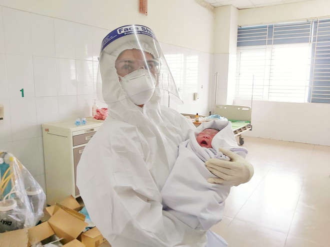Đỡ đẻ thành công cho sản phụ mắc COVID-19 từ Nga về nước ảnh 1