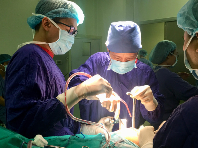 Hy hữu: Phẫu thuật thay khớp háng 2 bên cho cụ ông 92 tuổi ảnh 1