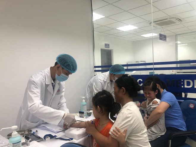 Nhân viên y tế lấy các mẫu máu xét nghiệm. (Ảnh: PV/Vietnam+) Sàng lọc bệnh tan máu bẩm sinh miễn phí cho 2.000 người dân ở Hòa Bình ảnh 5