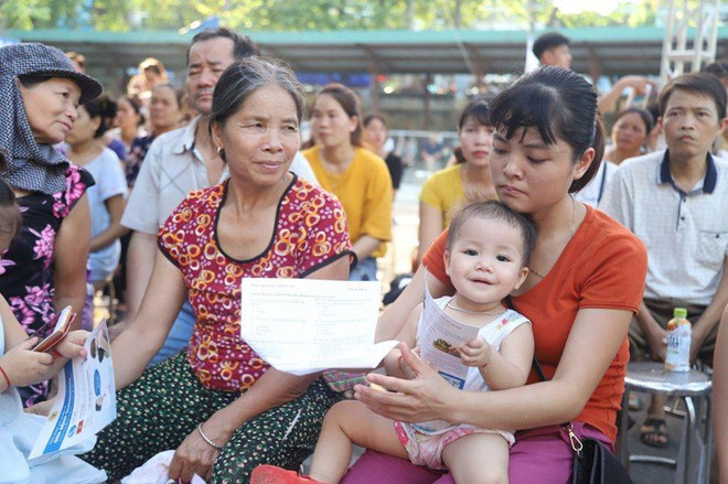 Những em nhỏ được bố mẹ đưa đi khám. (Ảnh: PV/Vietnam+) Sàng lọc bệnh tan máu bẩm sinh miễn phí cho 2.000 người dân ở Hòa Bình ảnh 3