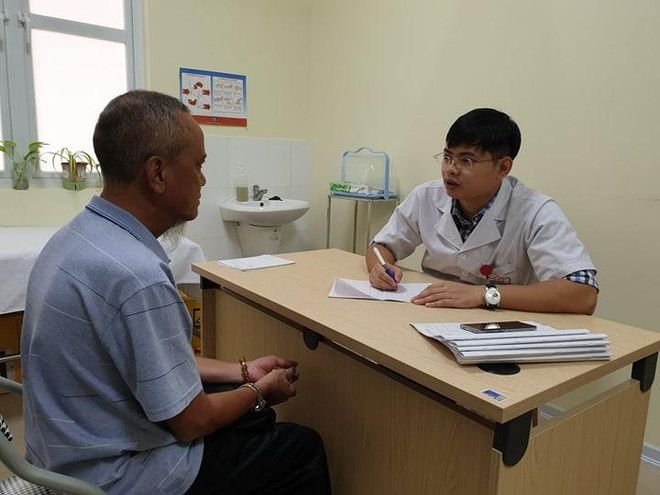 Người bệnh tới khám tại Bệnh viện Hữu nghị Việt Đức. (Ảnh: PV/Vietnam+) Bệnh viện Việt Đức và Bảo Việt ký kết thỏa thuận hợp tác toàn diện ảnh 1