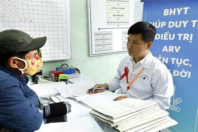 Cấp thuốc ARV từ nguồn bảo hiểm y tế cho bệnh nhân điều trị HIV ở Hà Nội. (Ảnh: Dương Ngọc/TTXVN) Việt Nam có tỷ lệ ức chế virus HIV thuộc hàng cao nhất thế giới ảnh 1