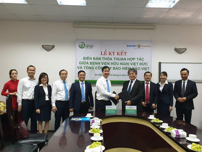 Ký kết hợp tác giữa hai bên. (Ảnh: PV/Vietnam+) Bệnh viện Việt Đức và Bảo Việt ký kết thỏa thuận hợp tác toàn diện ảnh 2