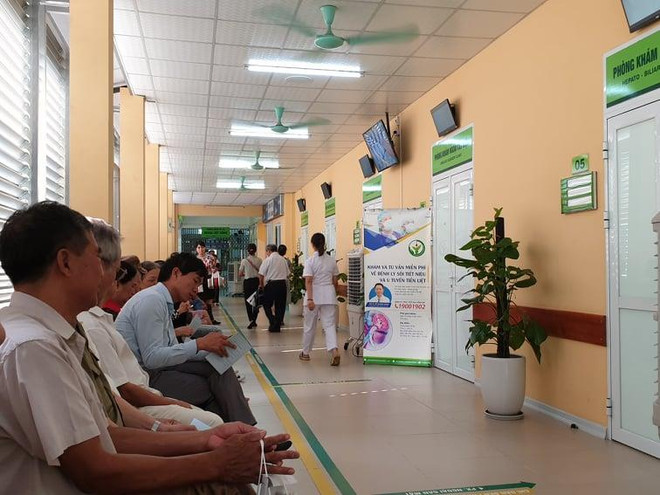 Hàng trăm người dân đến tầm soát bệnh tan máu bẩm sinh. (Ảnh: PV/Vietnam+) Sàng lọc bệnh tan máu bẩm sinh miễn phí cho 2.000 người dân ở Hòa Bình ảnh 2