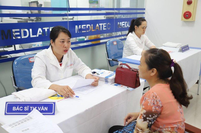Bác sỹ tư vấn cho người dân. (Ảnh: PV/Vietnam+) Sàng lọc bệnh tan máu bẩm sinh miễn phí cho 2.000 người dân ở Hòa Bình ảnh 6
