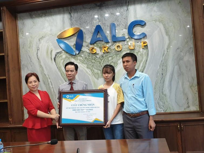 Đại diện Tập đoàn ALC đã gặp gỡ và cam kết hỗ trợ em Trịnh Thị Phúc. (Ảnh: PV/Vietnam+) Hỗ trợ 5 năm học phí cho sinh viên nghèo đỗ đại học dược ảnh 1
