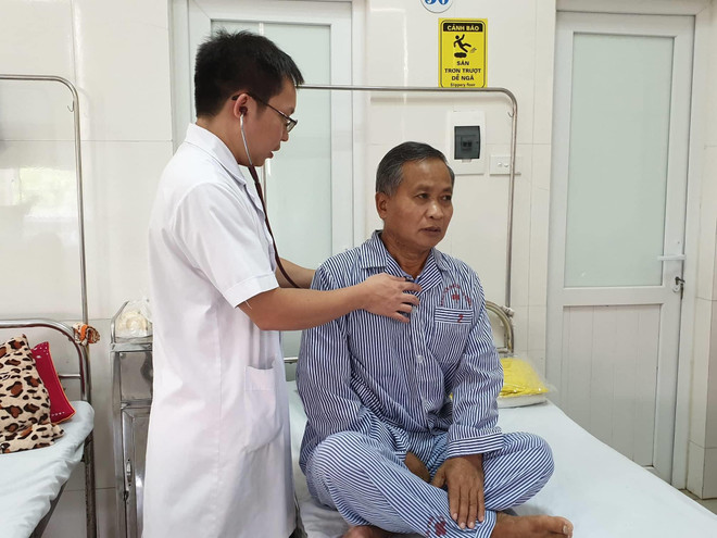 Bác sỹ khám cho một bệnh nhân mắc bệnh lao. (Ảnh: PV/Vietnam+) Đề xuất kiện toàn mô hình tổ chức phòng chống lao của 15 tỉnh ảnh 1