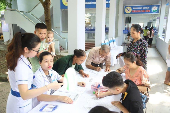 Người dân làm thủ tục khám, tầm soát bệnh. (Ảnh: PV/Vietnam+) Sàng lọc bệnh tan máu bẩm sinh miễn phí cho 2.000 người dân ở Hòa Bình ảnh 7