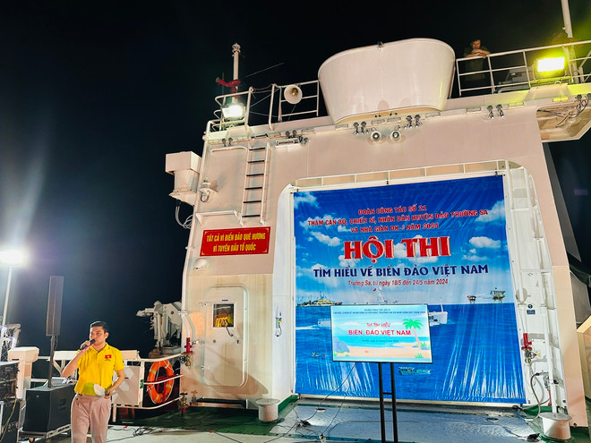 Cuộc thi tìm hiểu về biển đảo Việt Nam diễn ra tối 21/5. (Ảnh: PV/Vietnam+) vnp thi bien dao.jpg