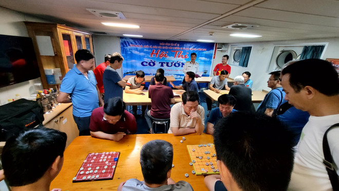 Cuộc thi Cờ tướng diễn ra gay cấn giữa các đội thi. (Ảnh: PV/Vietnam+) vnp co tuong 1.jpg