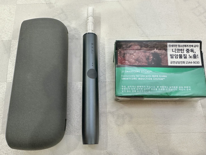 Một bộ sản phẩm thuốc lá thế hệ mới được giới trẻ dùng. (Ảnh: TTXVN) TTXVN_thuoc la moi.jpeg