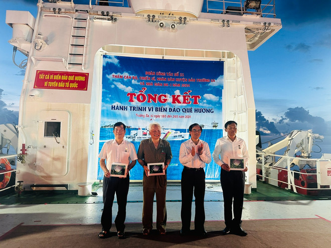 Ban tổ chức trao giải cho các kỳ thủ ở Cuộc thi cờ tướng. (Ảnh: PV/Vietnam+) vnp giai co tuong 3.jpg