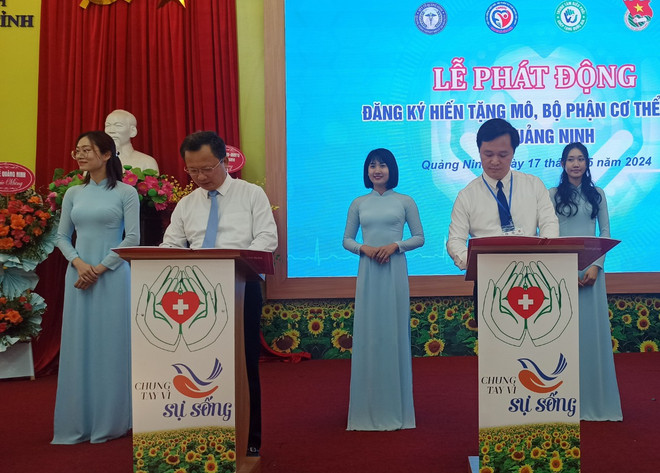 Chủ tịch Ủy ban Nhân dân tỉnh Quảng Ninh Cao Tường Huy (trái) và nhiều cán bộ, lãnh đạo các ban, ngành của tỉnh đã đăng ký hiến mô tạng tại Bệnh viện đa khoa tỉnh Quảng Ninh. (Ảnh: PV/Vietnam+) Tỉnh QN 1.jpg