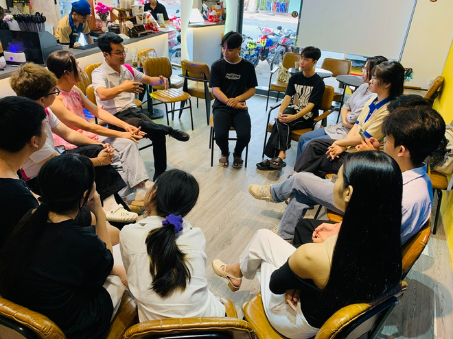 Nhóm đồng đẳng viên S66_Lotus truyền thông cho các bạn trẻ về phòng chống HIV/AIDS. (Ảnh: PV/Vietnam+) anh 3.jpg