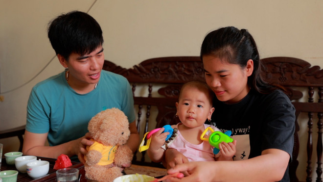 Vợ chồng anh Chu Văn Hải và chị Nguyễn Thị Thơm hạnh phúc bên con. (Ảnh: PV/Vietnam+) Ảnh gia Äình chá» ThÆ¡m - anh Hải bên em bé Äầu lòng.jpg