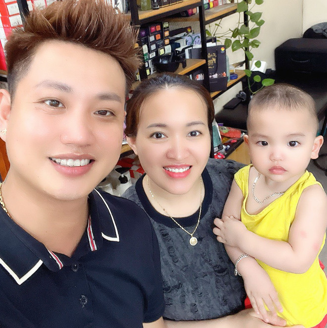 Vợ chồng chị Nguyên hạnh phúc bên con yêu.jpg
