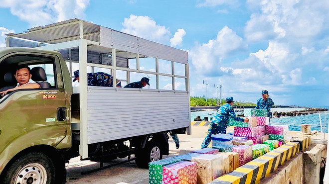 Qùa tặng được vận chuyển lên đảo Trường Sa. (Ảnh: T.G/Vietnam+) VNP_quà Trường Sa lớn.jpg