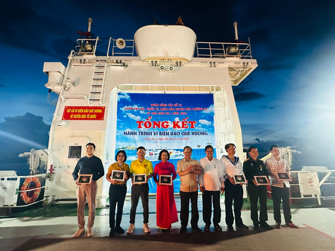 Những tác giải đoạt giải Cuộc thi sáng tác thơ, ca khúc “Trường Sa - Cảm xúc niềm tin”. (Ảnh: PV/Vietnam+) vnp giai sang tac bien dao.jpg