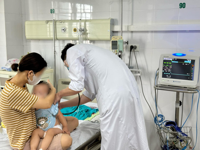 Trẻ 19 tháng tuổi mắc cúm B trong tình trạng nặng. (Ảnh: PV/Vietnam+) cum 2.jpeg