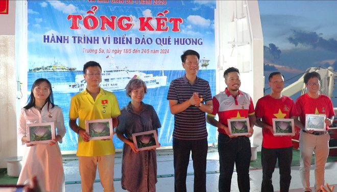 Các tác giả dành phần thắng trong Cuộc thi ảnh “Trường Sa - Không xa”. (Ảnh: PV/Vietnam+) vnp giai anh.jpg