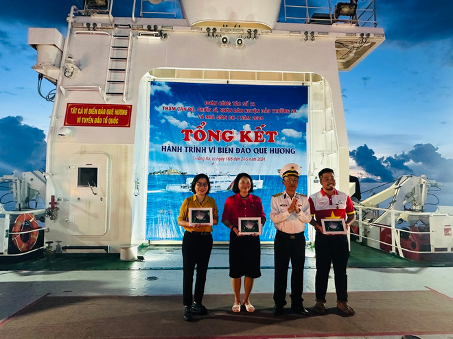 Trao giải cho các đội dành chiến thắng trong Cuộc thi Tìm hiểu về biển đảo Việt Nam. (Ảnh: PV/Vietnam+) vnp cuoc thi bien dao 3.jpg