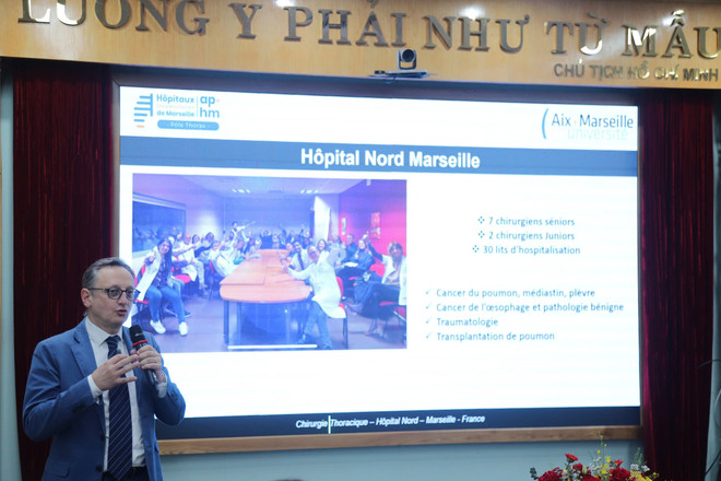 Giáo sư Xavier Benoit D'Journo - Chủ tịch Hiệp hội Phẫu thuật Lồng ngực - Tim mạch và bệnh lý ung thư thực quản (Cộng hòa Pháp) chia sẻ các kinh nghiệm với các bác sỹ của Bệnh viện K. (Ảnh: PV/Vietnam+) chuyen gia.jpg