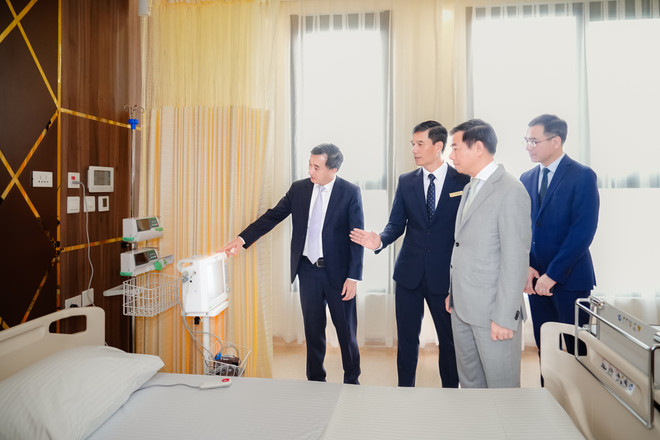 Giáo sư Tiến sĩ Trần Văn Thuấn, Thứ trưởng Bộ Y tế tham quan bệnh viện.jpg