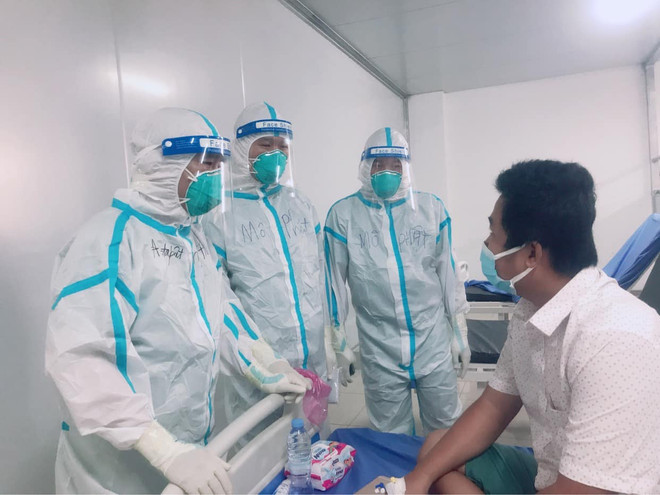 Điều trị cho bệnh nhân mắc COVID-19. (Ảnh: PV/Vietnam+) Bộ Y tế bổ sung, cập nhật thêm thuốc vào phác đồ điều trị COVID-19 ảnh 1