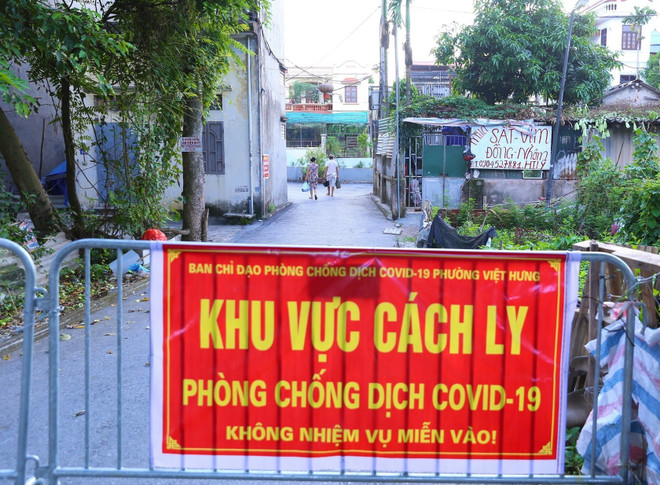 Phong tỏa tạm thời tổ 4, tổ 5 phường Việt Hưng(Hà Nội). (Ảnh: Hoàng Hiếu/TTXVN) Chiều 19/9, Hà Nội thêm 5 ca bệnh mắc COVID-19 đều ở khu vực cách ly ảnh 1