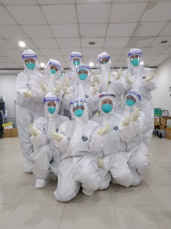 Các y bác sỹ tại Bệnh viện dã chiến số 3. (Ảnh: PV/Vietnam+) Nhật ký bác sỹ: Những ngày "khói lửa" từ tâm dịch COVID-19 ảnh 3