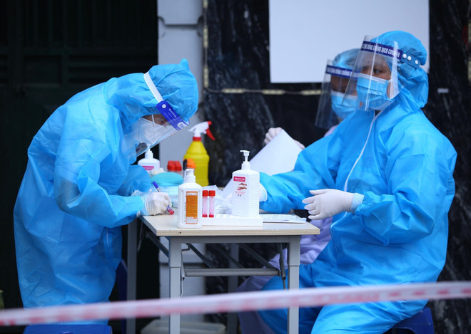 Nhân viên y tế làm công tác xét nghiệm. (Ảnh: TTXVN/Vietnam+) Không cần xét nghiệm đối với người lao động đã tiêm 2 mũi vaccine ảnh 1