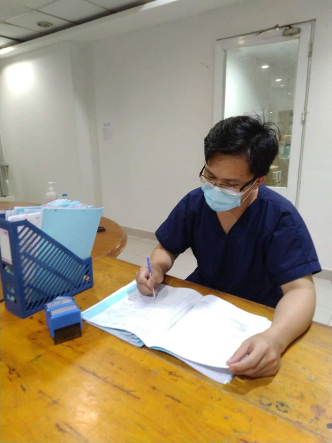 Những dòng nhật kí của bác sỹ ghi lại thời điểm căng thẳng của dịch bệnh. (Ảnh: PV/Vietnam+) Nhật ký bác sỹ: Những ngày "khói lửa" từ tâm dịch COVID-19 ảnh 2