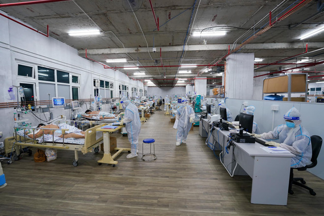 Điều trị cho bệnh nhân mắc COVID-19. (Ảnh: PV/Vietnam+) Bộ Y tế đẩy nhanh tiến độ nhập khẩu thuốc điều trị bệnh COVID-19 ảnh 1