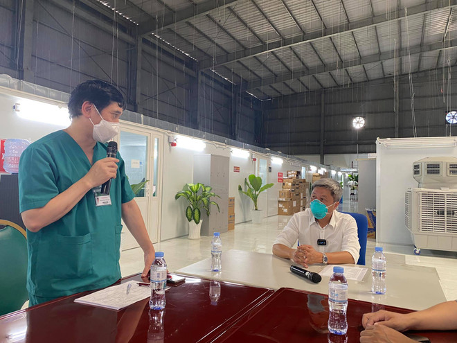 Thứ trưởng Bộ Y tế Nguyễn Trường Sơn làm việc tại Trung tâm Hồi sức tích cực bệnh nhân COVID-19 của Bệnh viện Bạch Mai. (Ảnh: PV/Vietnam+) Thứ trưởng Bộ Y tế: 'Chúng ta đã thấy ánh sáng cuối đường hầm' ảnh 2