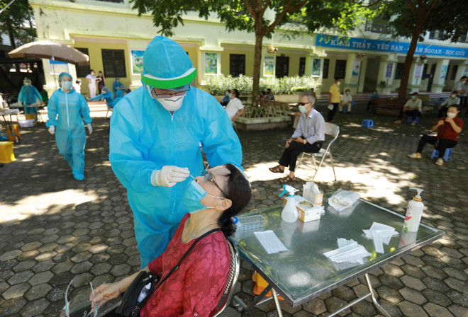 Lấy mẫu xét nghiệm cho người dân tại Hà Nội. (Ảnh: TTXVN/Vietnam+) Sáng 12/9: Hà Nội thêm 2 ca mắc COVID-19 đều ở cộng đồng ảnh 1