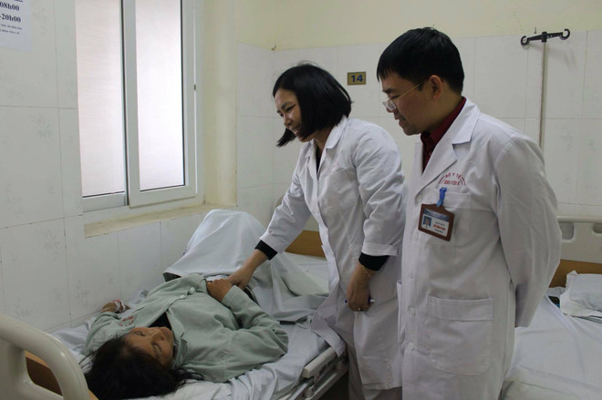 Các bác sỹ thăm hỏi bệnh nhân sau ca phẫu thuật. (Nguồn: Bệnh viện E) Khối bã thức ăn to như quả trứng trong dạ dày vì ăn hồng ngâm ảnh 1