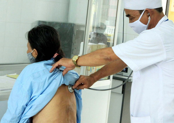 Cán bộ y tế khám và điều trị cho bệnh nhân lao. (Ảnh: TTXVN/Vietnam+) Việt Nam - một trong ba nước đi đầu kết thúc chiến dịch bệnh lao ảnh 1