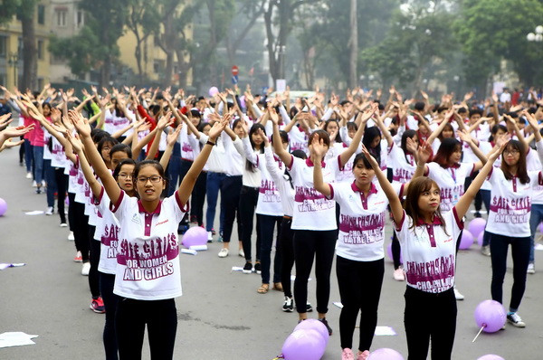 Học sinh, sinh viên nhảy Flashmob hưởng ứng lễ phát động Tháng hành động vì bình đẳng giới. (Ảnh: TTXVN/Vietnam+) Australia công bố hỗ trợ Việt Nam trong lĩnh vực bình đẳng giới ảnh 1