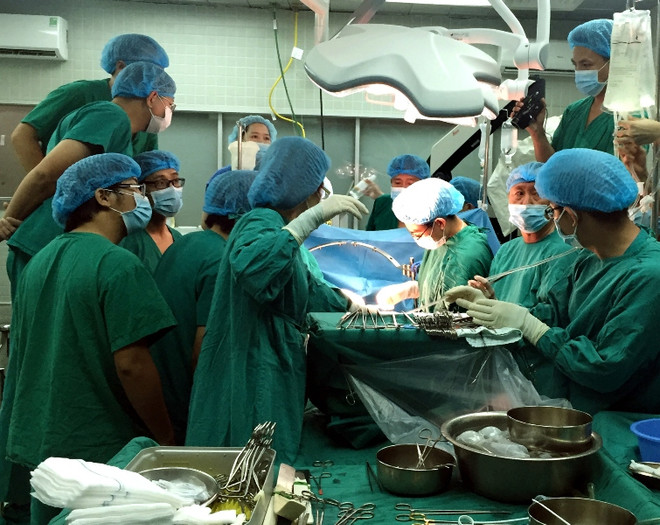 Một ca ghép tạng được thực hiện tại Bệnh viện Hữu Nghị Việt Đức. (Ảnh: TTXVN/Vietnam+) Việt Nam đã thực hiện thành công gần 1.400 ca ghép tạng ảnh 1