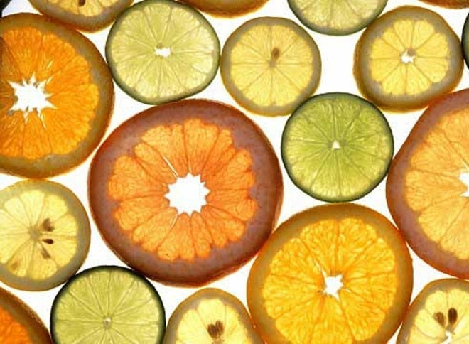 Bổ sung Vitamin từ rau quả tự nhiên là tốt nhất. (Nguồn: www.yahoo,com) Dùng Vitamin C làm đẹp sai cách có thể gây sỏi thận, tử vong ảnh 2