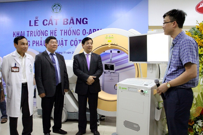 Các đại biểu tham quan hệ thống thiết bị công nghệ O-ARM. (Ảnh: Dương Ngọc/TTXVN) Khai trương hệ thống công nghệ O-arm chẩn đoán và điều trị cột sống ảnh 2