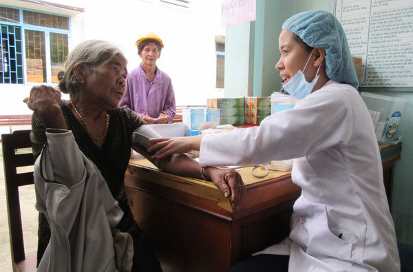 Ảnh minh họa. (Nguồn: TTXVN/Vietnam+) Khám bệnh, cấp phát thuốc miễn phí cho người dân ở Yên Bái ảnh 1