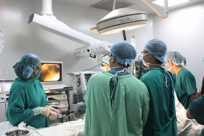 Sơ ý nuốt tăm vào bụng, một phụ nữ suýt thủng dạ dày ảnh 1