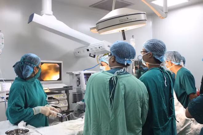 Sơ ý nuốt tăm vào bụng, một phụ nữ suýt thủng dạ dày ảnh 1