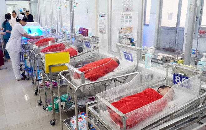 Chăm sóc trẻ sơ sinh non tháng tại Bệnh viện Nhi Đồng 2, Thành phố Hồ Chí Minh. (Ảnh: TTXVN) Việt Nam cam kết cho các ưu tiên quốc gia về sức khỏe sinh sản ảnh 1